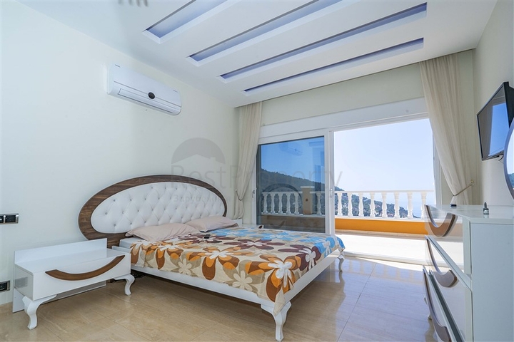 اطلالة بحر وقلعة - فيلا مستقلة 4 غرف وصالة -مسبح خاص -في مركز الانيا 