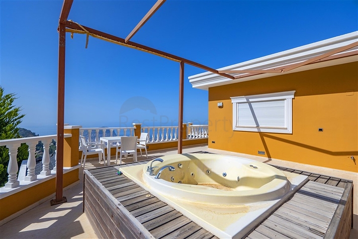 اطلالة بحر وقلعة - فيلا مستقلة 4 غرف وصالة -مسبح خاص -في مركز الانيا 