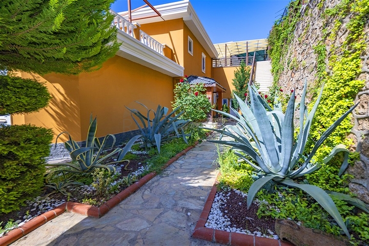 اطلالة بحر وقلعة - فيلا مستقلة 4 غرف وصالة -مسبح خاص -في مركز الانيا 