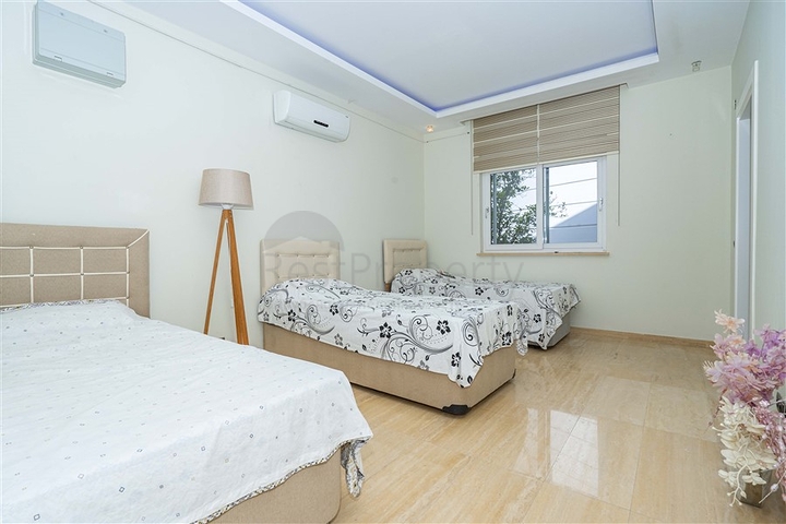 اطلالة بحر وقلعة - فيلا مستقلة 4 غرف وصالة -مسبح خاص -في مركز الانيا 