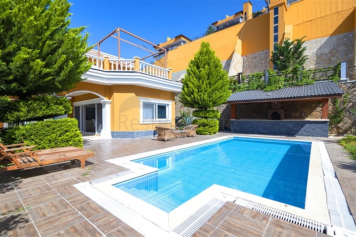 اطلالة بحر وقلعة - فيلا مستقلة 4 غرف وصالة -مسبح خاص -في مركز الانيا 