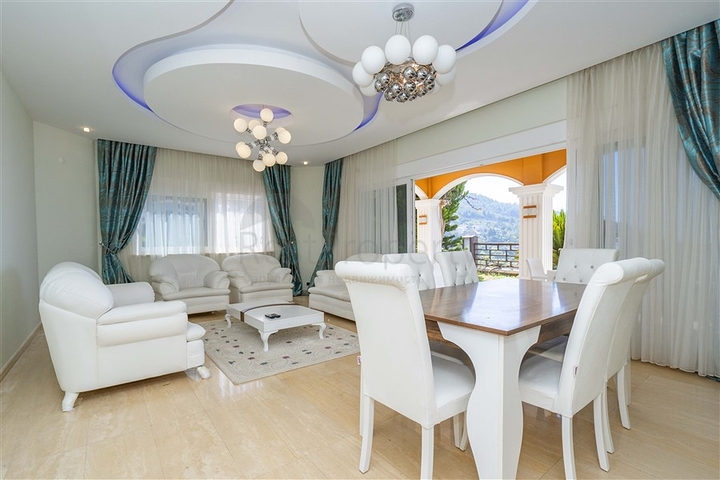 اطلالة بحر وقلعة - فيلا مستقلة 4 غرف وصالة -مسبح خاص -في مركز الانيا 