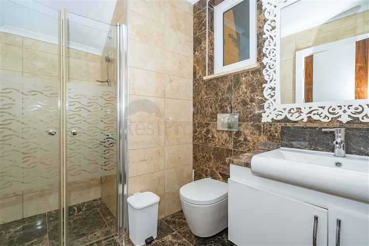 اطلالة بحر وقلعة - فيلا مستقلة 4 غرف وصالة -مسبح خاص -في مركز الانيا 