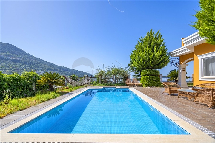 اطلالة بحر وقلعة - فيلا مستقلة 4 غرف وصالة -مسبح خاص -في مركز الانيا 