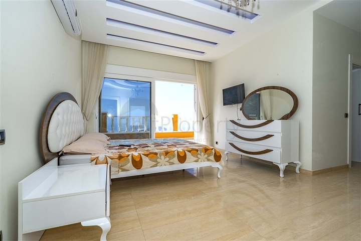 اطلالة بحر وقلعة - فيلا مستقلة 4 غرف وصالة -مسبح خاص -في مركز الانيا 