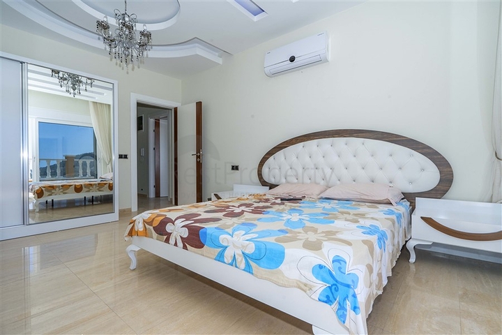 اطلالة بحر وقلعة - فيلا مستقلة 4 غرف وصالة -مسبح خاص -في مركز الانيا 