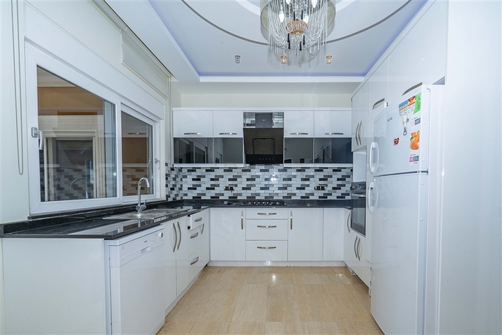 اطلالة بحر وقلعة - فيلا مستقلة 4 غرف وصالة -مسبح خاص -في مركز الانيا 