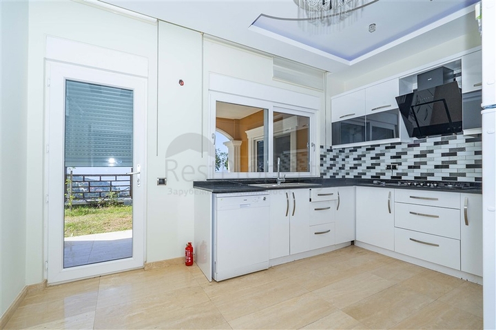 اطلالة بحر وقلعة - فيلا مستقلة 4 غرف وصالة -مسبح خاص -في مركز الانيا 