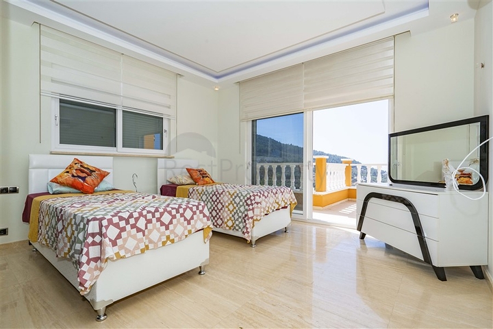 اطلالة بحر وقلعة - فيلا مستقلة 4 غرف وصالة -مسبح خاص -في مركز الانيا 