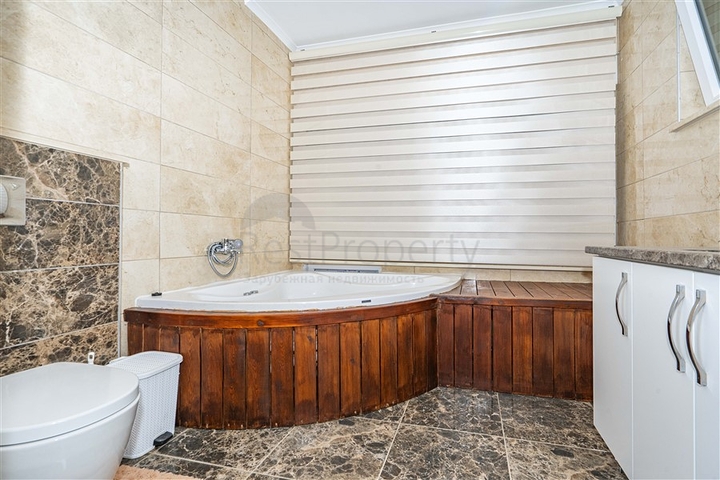 اطلالة بحر وقلعة - فيلا مستقلة 4 غرف وصالة -مسبح خاص -في مركز الانيا 