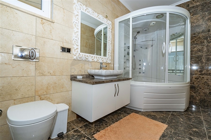 اطلالة بحر وقلعة - فيلا مستقلة 4 غرف وصالة -مسبح خاص -في مركز الانيا 