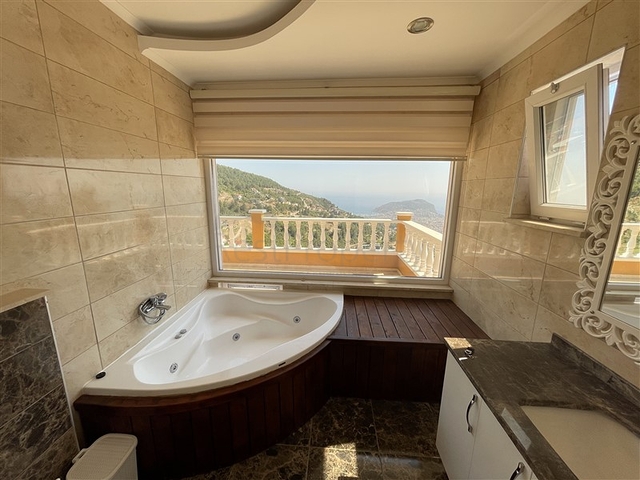 اطلالة بحر وقلعة - فيلا مستقلة 4 غرف وصالة -مسبح خاص -في مركز الانيا 