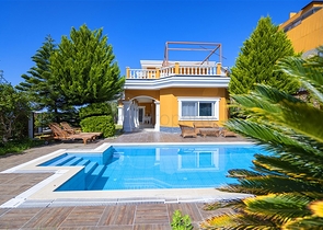 اطلالة بحر وقلعة - فيلا مستقلة 4 غرف وصالة -مسبح خاص -في مركز الانيا 