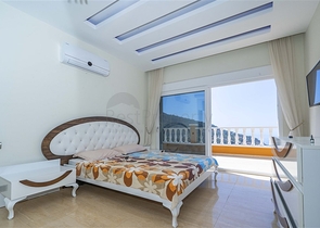 اطلالة بحر وقلعة - فيلا مستقلة 4 غرف وصالة -مسبح خاص -في مركز الانيا 