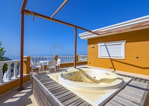 اطلالة بحر وقلعة - فيلا مستقلة 4 غرف وصالة -مسبح خاص -في مركز الانيا 