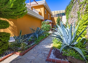 اطلالة بحر وقلعة - فيلا مستقلة 4 غرف وصالة -مسبح خاص -في مركز الانيا 