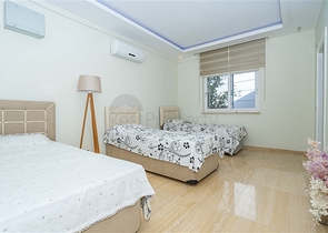 اطلالة بحر وقلعة - فيلا مستقلة 4 غرف وصالة -مسبح خاص -في مركز الانيا 