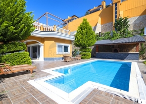 اطلالة بحر وقلعة - فيلا مستقلة 4 غرف وصالة -مسبح خاص -في مركز الانيا 