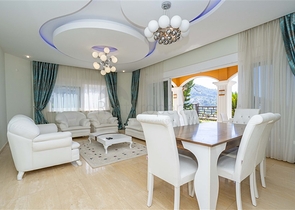 اطلالة بحر وقلعة - فيلا مستقلة 4 غرف وصالة -مسبح خاص -في مركز الانيا 