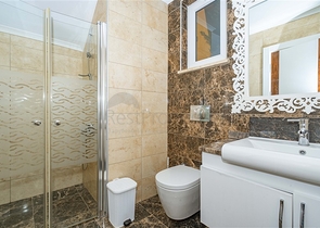 اطلالة بحر وقلعة - فيلا مستقلة 4 غرف وصالة -مسبح خاص -في مركز الانيا 