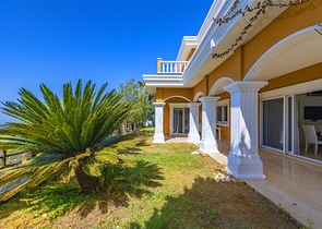 اطلالة بحر وقلعة - فيلا مستقلة 4 غرف وصالة -مسبح خاص -في مركز الانيا 