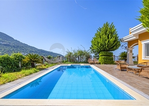 اطلالة بحر وقلعة - فيلا مستقلة 4 غرف وصالة -مسبح خاص -في مركز الانيا 