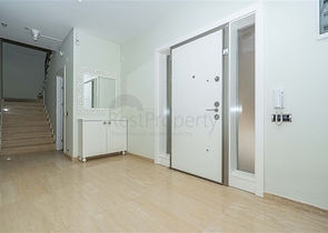 اطلالة بحر وقلعة - فيلا مستقلة 4 غرف وصالة -مسبح خاص -في مركز الانيا 