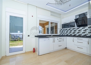 اطلالة بحر وقلعة - فيلا مستقلة 4 غرف وصالة -مسبح خاص -في مركز الانيا 