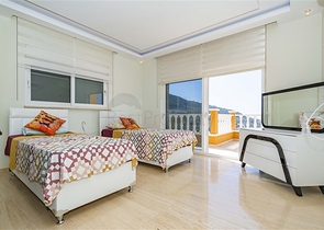 اطلالة بحر وقلعة - فيلا مستقلة 4 غرف وصالة -مسبح خاص -في مركز الانيا 