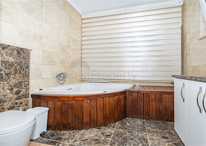 اطلالة بحر وقلعة - فيلا مستقلة 4 غرف وصالة -مسبح خاص -في مركز الانيا 