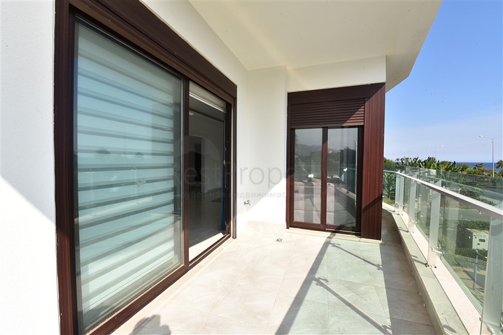 اطلالة بحر مباشرة -شقة غرفتين وصالة -مفروشة -في كاستل / الانيا 