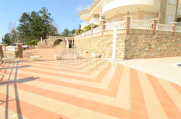 فيلا باطلالات خلابة للبيع في قلب مدينة ألانيا 