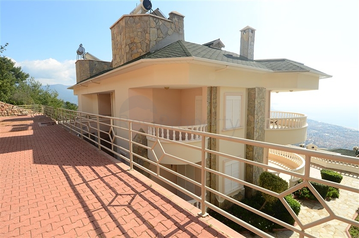 فيلا باطلالات خلابة للبيع في قلب مدينة ألانيا 