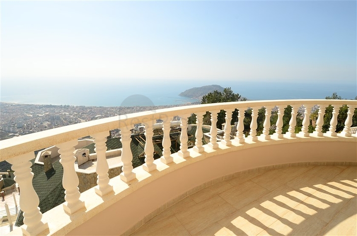 فيلا باطلالات خلابة للبيع في قلب مدينة ألانيا 