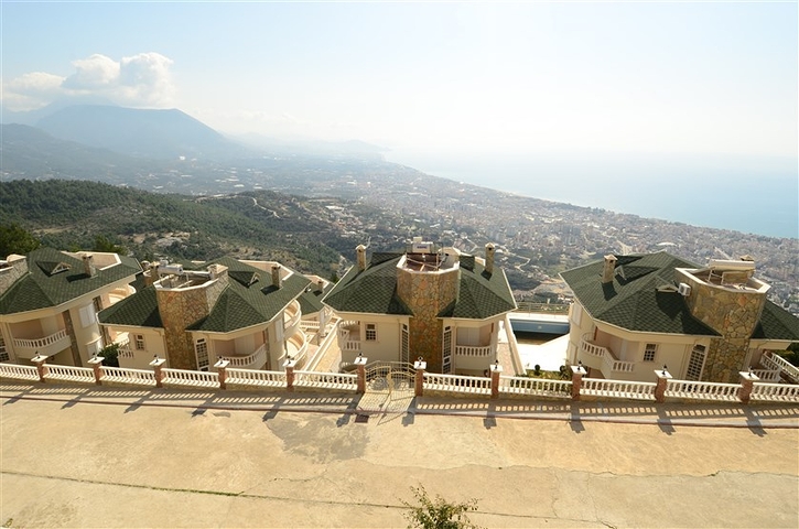 فيلا باطلالات خلابة للبيع في قلب مدينة ألانيا 