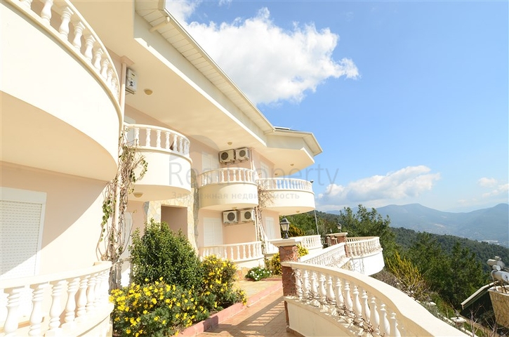 فيلا باطلالات خلابة للبيع في قلب مدينة ألانيا 