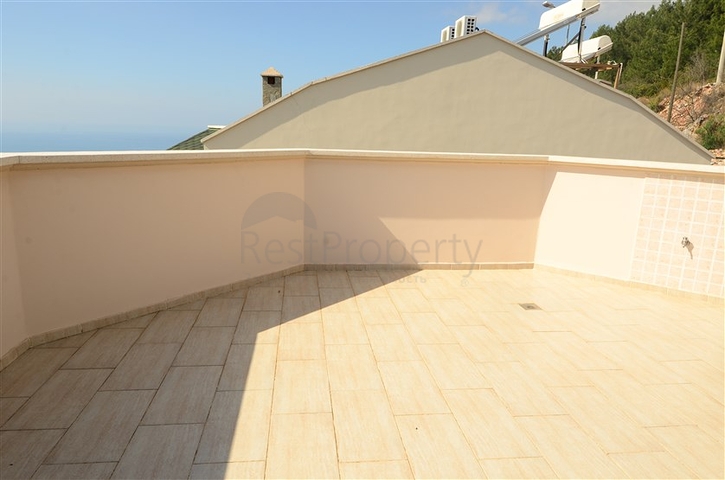 فيلا باطلالات خلابة للبيع في قلب مدينة ألانيا 