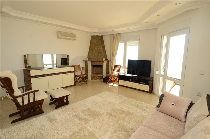 فيلا باطلالات خلابة للبيع في قلب مدينة ألانيا 