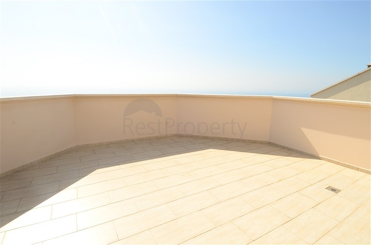 فيلا باطلالات خلابة للبيع في قلب مدينة ألانيا 