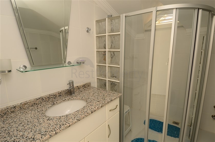 فيلا باطلالات خلابة للبيع في قلب مدينة ألانيا 