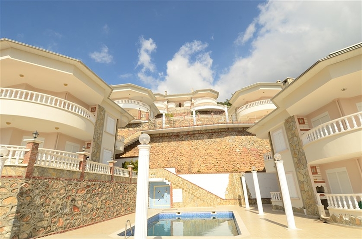 فيلا باطلالات خلابة للبيع في قلب مدينة ألانيا 