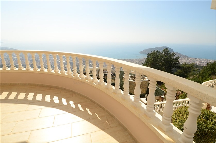 فيلا باطلالات خلابة للبيع في قلب مدينة ألانيا 