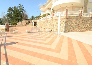 فيلا باطلالات خلابة للبيع في قلب مدينة ألانيا 