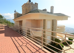 فيلا باطلالات خلابة للبيع في قلب مدينة ألانيا 