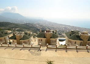 فيلا باطلالات خلابة للبيع في قلب مدينة ألانيا 