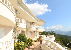 فيلا باطلالات خلابة للبيع في قلب مدينة ألانيا 