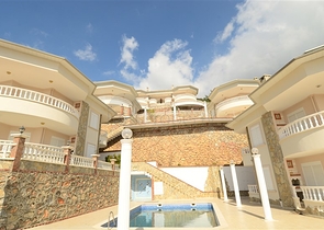 فيلا باطلالات خلابة للبيع في قلب مدينة ألانيا 