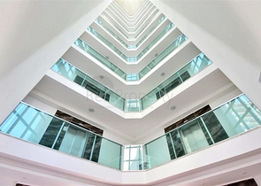 شقة واسعة نسبيا - غرفة نوم وصالة -ضمن مجمع - في مهموتلار / الانيا 