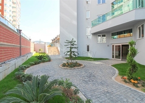 شقة واسعة نسبيا - غرفة نوم وصالة -ضمن مجمع - في مهموتلار / الانيا 