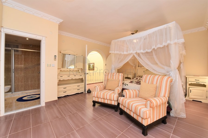 فيلا قريبة من البحر والخدمات في الانيا - تصميم 4+2 - في كاستل / الانيا 